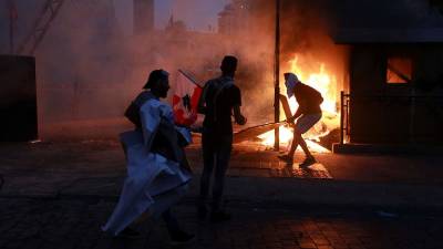 Более 80 человек пострадали при столкновениях в Ливане в день траура - iz.ru - Израиль - Ливан - Бейрут - Twitter