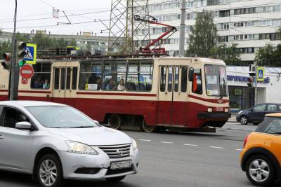 Коммунальная авария на Среднеохтинском проспекте заблокировала движение трамваев №23 и №39 - spb.mk.ru - Санкт-Петербург - территория Горэлектротранс