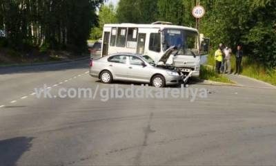 Четыре человека пострадали в ДТП с маршруткой в Петрозаводске - gubdaily.ru - Петрозаводск - республика Карелия