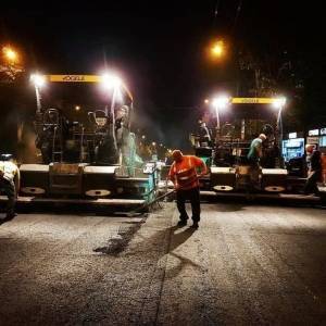 В Запорожье ночью ремонтируют дорогу на проспекте Соборном. Фото - reporter-ua.com - Запорожье