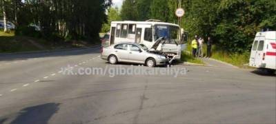 Трое пассажиров и водитель пострадали в ДТП с маршруткой - stolicaonego.ru - Петрозаводск - республика Карелия