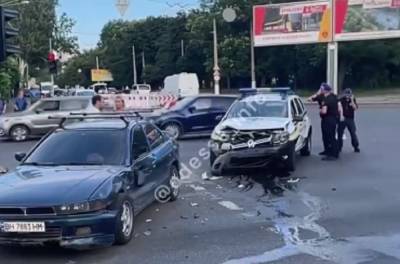 Нацгвардейцы попали в аварию на служебном авто в Одессе: видео ДТП - politeka.net - Украина - Одесса - Одесская обл.