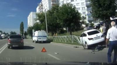 На ул. Кижеватова Nissan столкнулся с «Нивой» и снес ограждение - penzainform.ru - Россия - Пензенская обл. - Пенза
