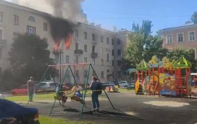 В РФ дети катались на качелях возле горящего дома - korrespondent.net - Россия - Украина - Санкт-Петербург - Смоленская обл.