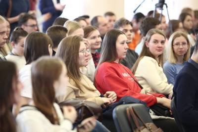 Из ВШЭ не стали увольнять преподавателя, которого студентки обвиняли в домогательствах - znak.com
