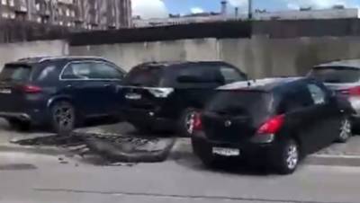 Петербурженка перепутала педали в машине, снесла забор и разбила четыре авто - dp.ru