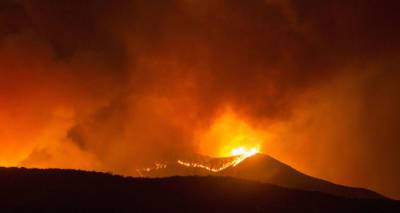 Пожар Dixie в Калифорнии не стихает: власти просят эвакуировать еще 15 тысяч человек - ru.armeniasputnik.am - Армения - шт. Калифорния - Власти