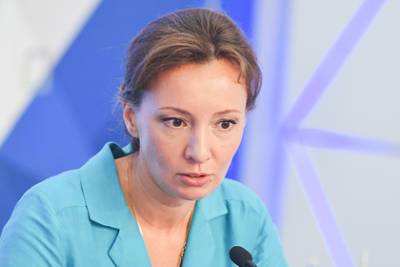 Анна Кузнецова - Запертую в шкафу российскую девочку передали родственникам - lenta.ru - Россия - Свердловская обл. - Карпинск