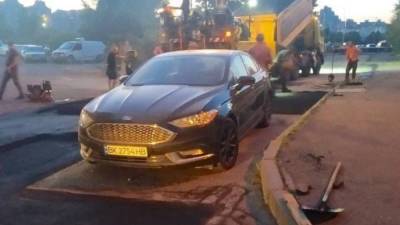 Ford - «Ждали 4 дня»: коммунальщики уложили асфальт вокруг припаркованного авто в Киеве - politeka.net - Украина - Киев - район Дарницкий