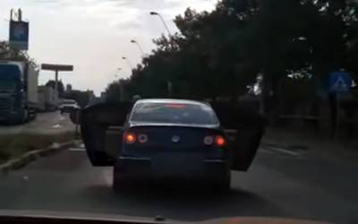 Как впихнуть диван в седан — видео странной перевозки - zr.ru - Румыния