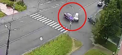 После жесткой аварии в Петрозаводске автомобиль оказался на тротуаре (ВИДЕО) - stolicaonego.ru - Петрозаводск - республика Карелия