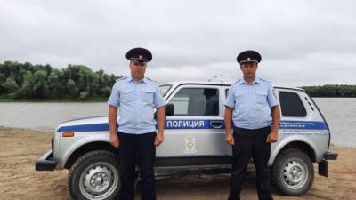 В Омске полицейские спасли из реки замерзшего рыбака - vesti.ru - Россия - Омск