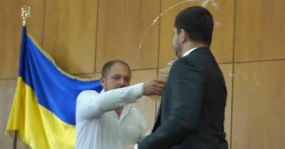 Артем Семенихин - Александр Качура - Мэр Конотопа подрался с нардепом от "Слуги народа" и облил его водой (видео) - focus.ua - Украина - Сумская обл. - Конотоп