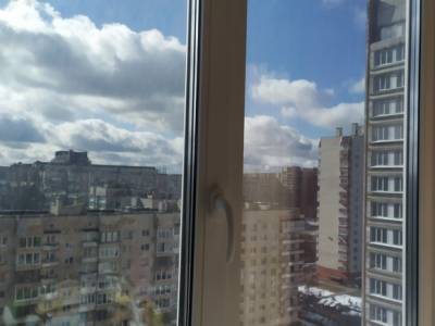 В Новосибирске женщина с ребенком выпрыгнула из окна в попытке сбежать от полиции - rosbalt.ru - Новосибирск