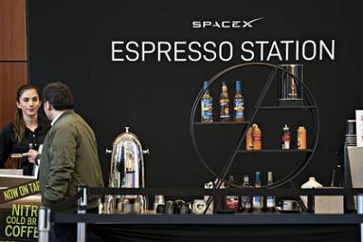 Илон Маск - SpaceX открыла вакансию бармена-миксолога - lenta.ru - Техас - Twitter
