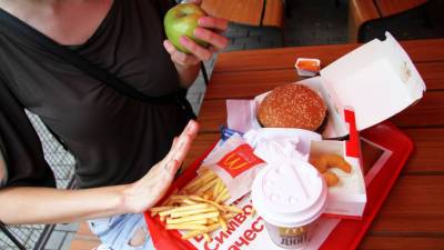 Поддалась искушению: россиянка обвиняет McDonald's в испорченном посте и требует компенсации - mir24.tv - Москва - Омск