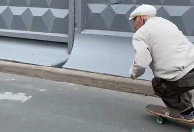 Петербуржцы заметили 73-летнего скейтбордиста на Светлановском проспекте - online47.ru