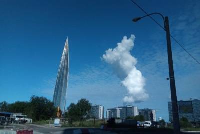 В небе над Петербургом заметили вертикальное облако необычной формы - spb.mk.ru - Петербурга