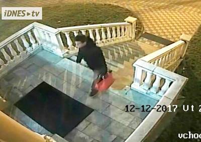 В Чехии неизвестный принес украденную сумку к дверям полиции - vinegret.cz - Чехия