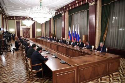Владимир Путин - Правительство России обсудит закон о пенсиях - eadaily.com - Россия