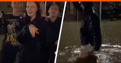 Екатеринбуржцы во время грозы устроили танцы в огромной луже - e1.ru - Екатеринбург