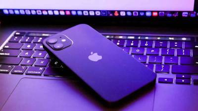 Apple начнет проверять устройства на контент с детской порнографией - iz.ru - США - Израиль