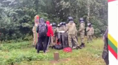 В Литве появилось видео, где люди со щитами не пускают мигрантов в Белоруссию - eadaily.com - Белоруссия - Литва