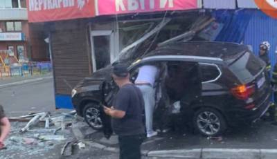 В Киеве девушка на дорогущем джипе влетела в МАФы: "пришлось вызывать спасателей" - politeka.net - Украина - Киев