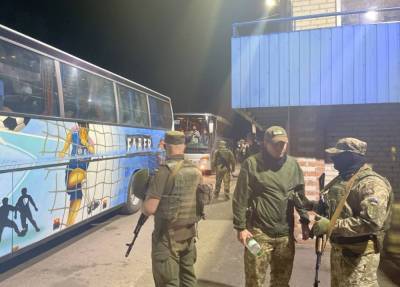 На Харьковщине СБУ блокировала автобусы Нацкорпуса, ехавшие на суд в Киев (фото) - sharij.net - Украина - Киев - Харьковская обл.