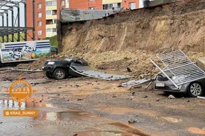 В Красноярске рухнувшая стена придавила несколько машин - lenta.ru - Красноярск