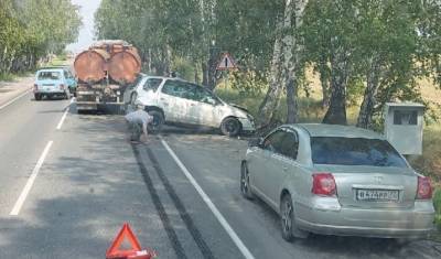 Около Тюмени автомобиль скатился в кювет после ДТП с грузовиком. Возникла пробка - nashgorod.ru - Тюмень