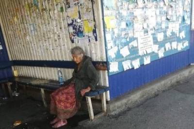 Сидевшая на вокзале с кровоточащими ранами на ногах пенсионерка скончалась в Чите - chita.ru - Чита - Томская обл.
