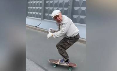 Петербуржцы заметили 73-летнего скейтбордиста на Светлановском проспекте - neva.today - Санкт-Петербург