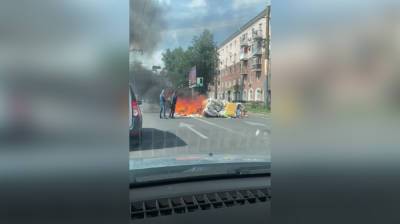 Воронежцы сообщили о вспыхнувшем на дороге грузовике с мусором: появилось видео - vestivrn.ru - Воронеж