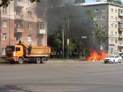 КамАЗ внезапно загорелся в центре Воронежа - gorcom36.ru - Россия - Воронеж - Воронежская обл. - Камаз