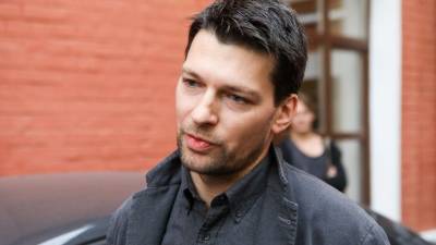 Двойное горе: актер Даниил Страхов вслед за отцом потерял мать - 5-tv.ru - Россия