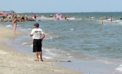 Курьез: в Кирилловке заметили туриста, который не снимает защитную маску даже в море. ФОТО - enovosty.com - Украина