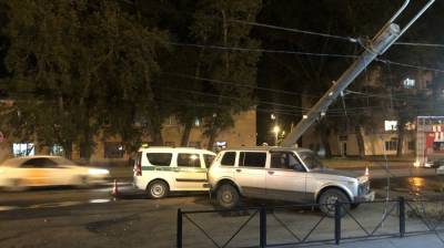 Воронежцы сообщили о влетевшем в столб пьяном водителе автомобиля служебных приставов - vestivrn.ru - Воронеж