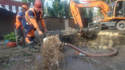 Тысячи воронежцев остались без воды из-за серьёзной утечки на водоводе у рынка - vestivrn.ru - Воронеж
