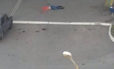 Очевидцы сообщили о теле мужчины под окнами многоэтажки в Тюмени - news.megatyumen.ru - Тюмень - Тюменская обл.
