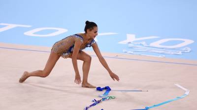 Лина Ашрам - Александра Солдатова - Израильская гимнастка Ашрам уронила ленту в ходе выступления на ОИ в Токио - russian.rt.com - Токио - Израиль