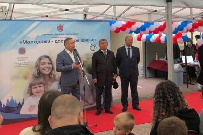 Александр Беглов - Губернатор Петербурга Беглов и вице-спикер ЗакСа Соловьев вручили молодым семьям ключи от квартир - spb.mk.ru - Россия - Санкт-Петербург - Сергей