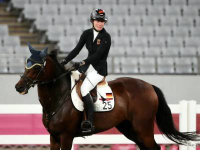 С Олимпиады дисквалифицировали немецкого тренера, которая кулаком ударила коня - gordonua.com - Украина - Токио - Германия