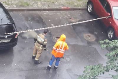 На Пражской улице из-за лопнувшей трубы провалился грунт - spb.mk.ru - Санкт-Петербург