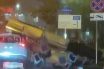 Алексей Копайгородский - Падение рекламного щита на автомобиль в Сочи попало на видео - lenta.ru - Россия - Сочи - Адлер