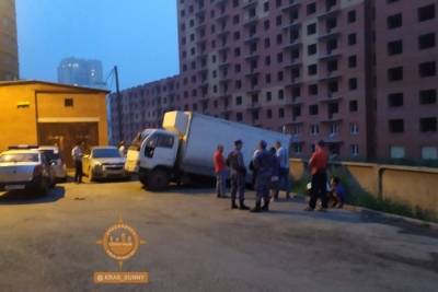 На улице Соколовской в Красноярске провалился грузовик - kras.mk.ru - Красноярск