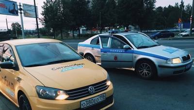 На севере Петербурга пьяный таксист пытался уйти от полиции по газону - dp.ru - Санкт-Петербург