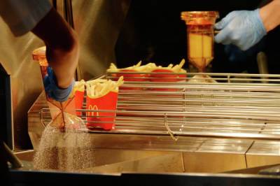 В США в ресторанах McDonald’s закончились бумажные пакеты - govoritmoskva.ru - США - county Mcdonald