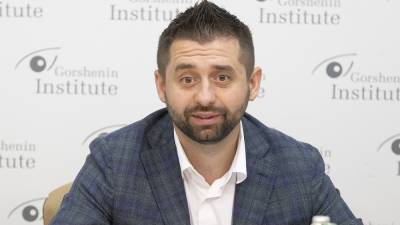Давид Арахамия - Анатолий Шарий - DJ David Braun. Арахамия попробовал себя в роли диджея (видео) - sharij.net - Скадовск
