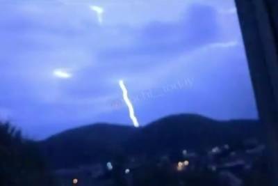 В Сочи продолжает действовать штормовое предупреждение, ночью разворачивали самолёты, падали рекламные щиты - kuban.mk.ru - Сочи